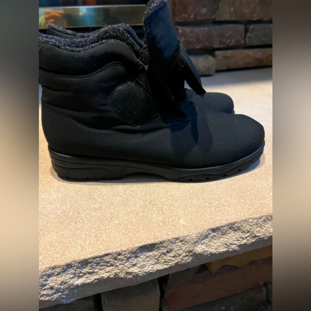 Toe Warmers Waterproof Boots - Size 9 (pre-owned)